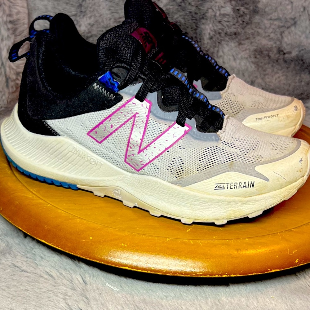 Women’s size 7 New Balance Dynasoft’s shoes